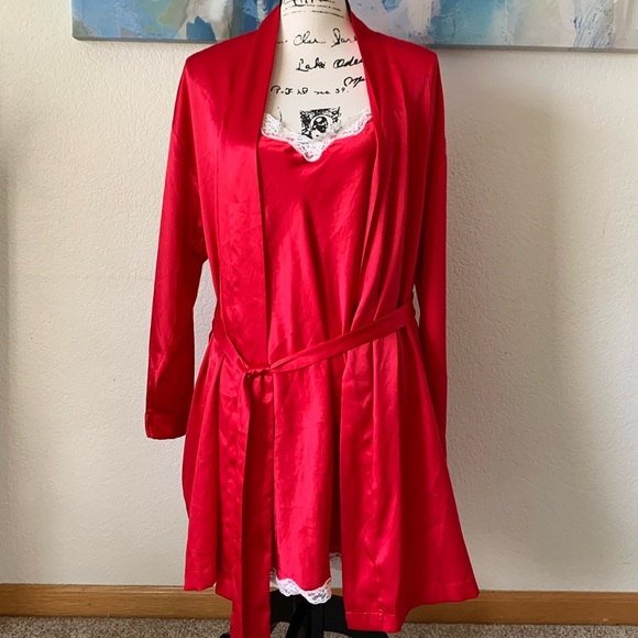 Victoria’s Secret Robe and Nighty - Picture 1 of 7